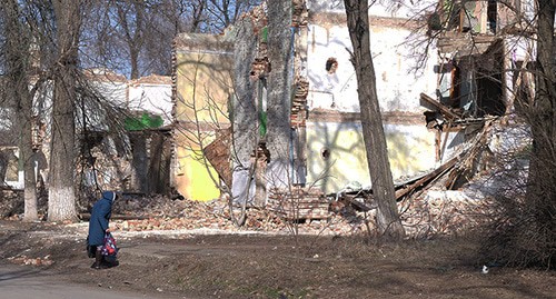 Жительница Шахт возле аварийного дома. Фото Вячеслава Прудникова для "Кавказского узла" Жительница Шахт возле аварийного дома. Фото Вячеслава Прудникова для "Кавказского узла"