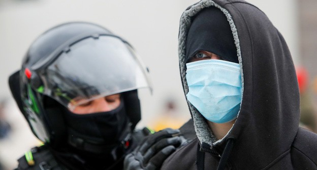 Сотрудник полиции и участник акции в поддержку Навального. 31 января 2021 г. Фото: REUTERS/Maxim Shemetov Сотрудник полиции и участник акции в поддержку Навального. 31 января 2021 г. Фото: REUTERS/Maxim Shemetov