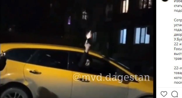 Молодой человек стреляет из травматического пистолета. Скриншот публикации на странице МВД по Дагестану в Instagram https://www.instagram.com/p/CLjDM_1KspN/ Молодой человек стреляет из травматического пистолета. Скриншот публикации на странице МВД по Дагестану в Instagram https://www.instagram.com/p/CLjDM_1KspN/