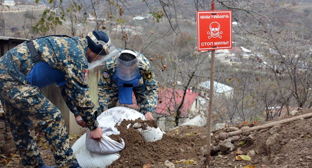 Поиск погибших в конфликте в Нагорном Карабахе и сотрудники МЧС . Фото Государственная служба по чрезвычайным ситуациям https://www.facebook.com/RescueServiceOfTheNKR/photos/a.1527615660606237/4088398617861249/ Поиск погибших в конфликте в Нагорном Карабахе и сотрудники МЧС . Фото Государственная служба по чрезвычайным ситуациям https://www.facebook.com/RescueServiceOfTheNKR/photos/a.1527615660606237/4088398617861249/