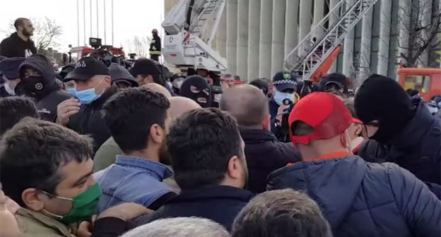 Штурм офиса "Единого национального движения" в Тбилиси. Стопкадр видеоролика со страницы "Sputnik Грузия" в YouTube https://www.youtube.com/watch?v=fcpVropRCeg. Штурм офиса "Единого национального движения" в Тбилиси. Стопкадр видеоролика со страницы "Sputnik Грузия" в YouTube https://www.youtube.com/watch?v=fcpVropRCeg.