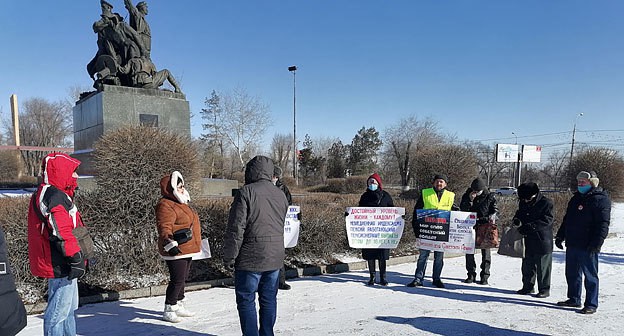 Участники собрания в Волгограде. 23 февраля 2021 года. Фото Татьяны Филимоновой для "Кавказского узла". Участники собрания в Волгограде. 23 февраля 2021 года. Фото Татьяны Филимоновой для "Кавказского узла".
