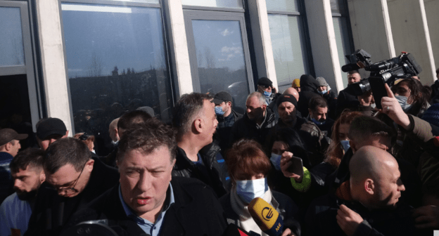 Активисты у офиса "Единого национального движения", фото Беслана Кмузова, 23.02.2021. Активисты у офиса "Единого национального движения", фото Беслана Кмузова, 23.02.2021.