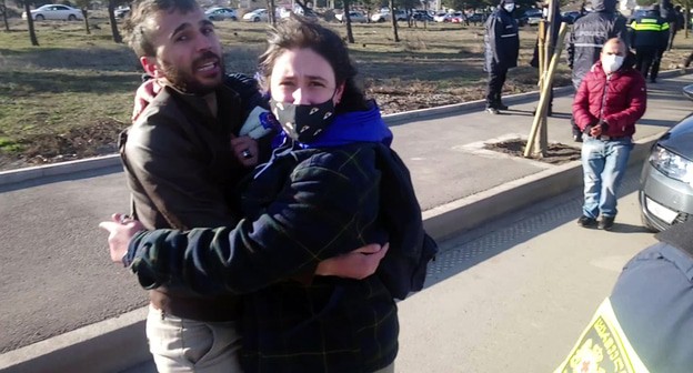 Родственники задержанного активиста. Фото Беслана Кмузова для "Кавказского узла" Родственники задержанного активиста. Фото Беслана Кмузова для "Кавказского узла"