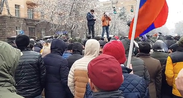 Участники акции протеста в Ереване 23 февраля 2021 года. Кадр видео РИА https://ria.ru/20210220/erevan-1598388031.html Участники акции протеста в Ереване 23 февраля 2021 года. Кадр видео РИА https://ria.ru/20210220/erevan-1598388031.html