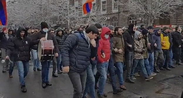 Участники акции протеста в Ереване 23.02.2021. Кадр видео РИА https://ria.ru/20210220/erevan-1598388031.html Участники акции протеста в Ереване 23.02.2021. Кадр видео РИА https://ria.ru/20210220/erevan-1598388031.html