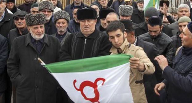 Участники протесной акции в Магасе, 2019 год. Скриншот видео Политика Сегодня https://www.youtube.com/watch?v=8BLJ3ZC6N4s Участники протесной акции в Магасе, 2019 год. Скриншот видео Политика Сегодня https://www.youtube.com/watch?v=8BLJ3ZC6N4s