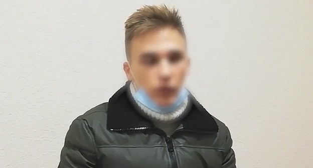 Студент из Волгограда, задержанный за танец на Мамаевом кургане. Кадр Видео: ГУ МВД России по Волгоградской области
Студент из Волгограда, задержанный за танец на Мамаевом кургане. Кадр Видео: ГУ МВД России по Волгоградской области