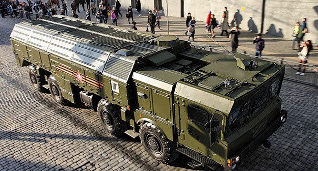 Пусковая установка комплекса «Искандер-М» в транспортном положении. Фото: Vitaly V. Kuzmin - http://vitalykuzmin.net/?q=node/654 https://ru.wikipedia.org/ Пусковая установка комплекса «Искандер-М» в транспортном положении. Фото: Vitaly V. Kuzmin - http://vitalykuzmin.net/?q=node/654 https://ru.wikipedia.org/