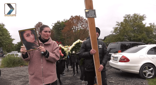 Похороны Регины Гагиевой. Кадр видео КРЫЛЬЯ TV
www.youtube.com/watch?v=KJ34Byd7H9k