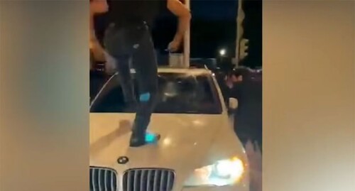 Участники стычки между армянами и азербайджанцами в Москве в июле 2020 года. Кадр видео РБК https://www.youtube.com/watch?v=KuSua39w3lA Участники стычки между армянами и азербайджанцами в Москве в июле 2020 года. Кадр видео РБК https://www.youtube.com/watch?v=KuSua39w3lA