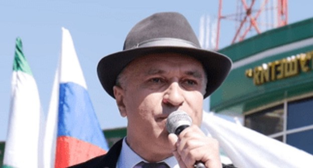 Ахмед Погоров выступает на митинге в Магасе 26 марта 2019 года. Кадр видео Фортанга Org Ахмед Погоров выступает на митинге в Магасе 26 марта 2019 года. Кадр видео Фортанга Org
