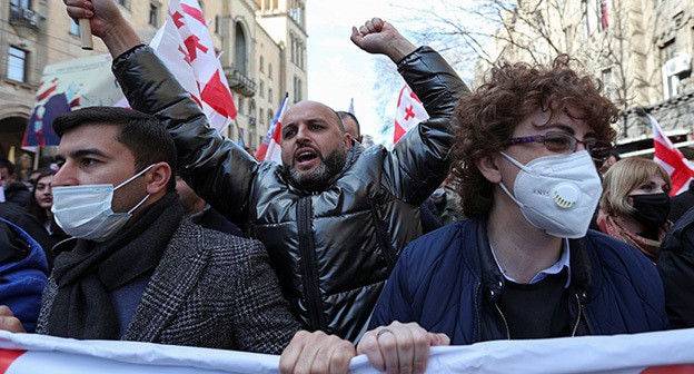 Шествие в центре Тбилиси. 26 февраля 2021 года. Фото: REUTERS/Irakli Gedenidze Шествие в центре Тбилиси. 26 февраля 2021 года. Фото: REUTERS/Irakli Gedenidze