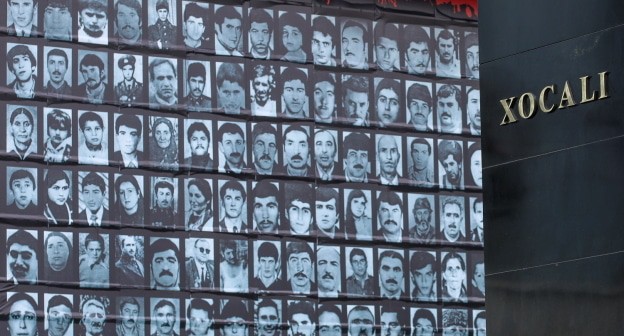 Стела с изображениями жертв трагедии в Ходжалы. Фото Азиза Каримова для "Кавказского узла". Стела с изображениями жертв трагедии в Ходжалы. Фото Азиза Каримова для "Кавказского узла".