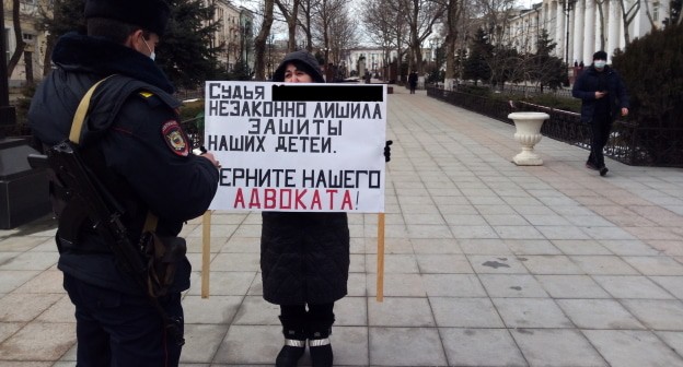 Зайнаб Рабаданова на акции протеста. 26 февраля 2021 год. Фото Расула Магомедова для "Кавказского узла" Зайнаб Рабаданова на акции протеста. 26 февраля 2021 год. Фото Расула Магомедова для "Кавказского узла"