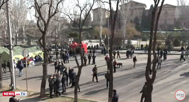 Участники акции протеста в Ереване. 28 февраля 2021 года. Кадр видео News.am https://www.youtube.com/watch?v=uIdbyx5EcQQ&feature=emb_title Участники акции протеста в Ереване. 28 февраля 2021 года. Кадр видео News.am https://www.youtube.com/watch?v=uIdbyx5EcQQ&feature=emb_title