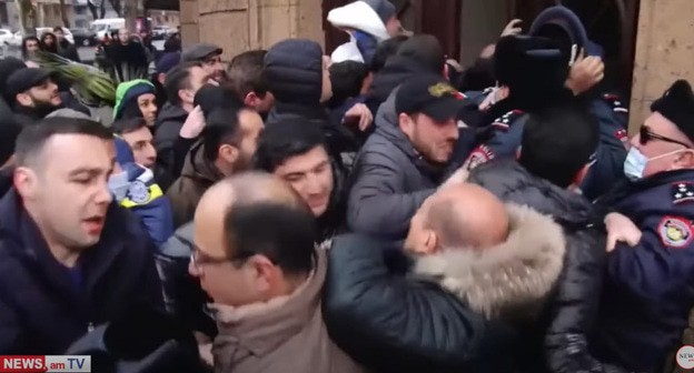 Полицейские пытаются не пропустить толпу в здание. Ереван, 1 марта 2021 г. Скрнишот видео https://www.youtube.com/watch?v=A4d5OQ75DWo&feature=youtu.be Полицейские пытаются не пропустить толпу в здание. Ереван, 1 марта 2021 г. Скрнишот видео https://www.youtube.com/watch?v=A4d5OQ75DWo&feature=youtu.be