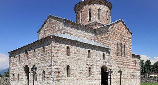 Патриарший собор в Пицунде. Фото: Hons084 / Wikimedia Commons https://ru.wikipedia.org/ Патриарший собор в Пицунде. Фото: Hons084 / Wikimedia Commons https://ru.wikipedia.org/