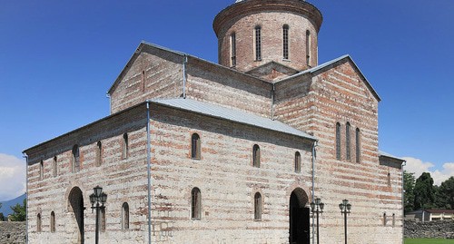 Патриарший собор в Пицунде. Фото: Hons084 / Wikimedia Commons https://ru.wikipedia.org/ Патриарший собор в Пицунде. Фото: Hons084 / Wikimedia Commons https://ru.wikipedia.org/