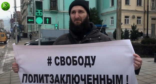 Идрис Юсупов в одиночном пикете. Махачкала, 1 марта 2021 г. Скриншот видео "Кавказского узла" Идрис Юсупов в одиночном пикете. Махачкала, 1 марта 2021 г. Скриншот видео "Кавказского узла"