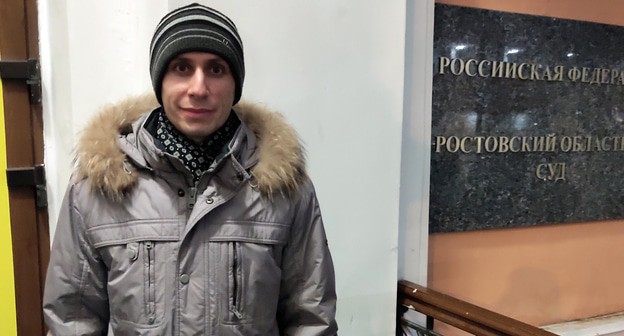 Руслан Алыев у здания Ростовского облсуда, 1 марта 2021 года. Фото Константина Волгина для "Кавказского узла"
Руслан Алыев у здания Ростовского облсуда, 1 марта 2021 года. Фото Константина Волгина для "Кавказского узла"