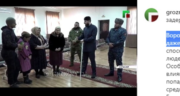 Богослов Адам Эльжуркаев отчитывает задержанных силовиками трех жительниц Курчалоя за оказание оккультных услуг. Скринщот сообщения на канале ЧГТРК "Грозный" https://www.instagram.com/p/CL40Ok0puL1/ Богослов Адам Эльжуркаев отчитывает задержанных силовиками трех жительниц Курчалоя за оказание оккультных услуг. Скринщот сообщения на канале ЧГТРК "Грозный" https://www.instagram.com/p/CL40Ok0puL1/