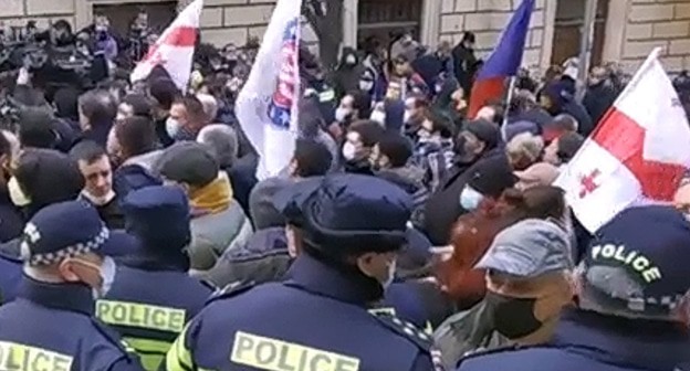 Акция протеста в Тбилиси 02.03.2021. Кадр видео Спутник-Грузия https://sputnik-georgia.ru/politics/20210302/251045088/Deputatam-prikhoditsya-probiratsya-v-parlament-Gruzii-po-koridoru-pozora.html Акция протеста в Тбилиси 02.03.2021. Кадр видео Спутник-Грузия https://sputnik-georgia.ru/politics/20210302/251045088/Deputatam-prikhoditsya-probiratsya-v-parlament-Gruzii-po-koridoru-pozora.html