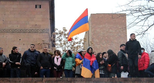 Митинг оппозиции в Ереване. Фото Тиграна Петросяна для "Кавказского узла" Митинг оппозиции в Ереване. Фото Тиграна Петросяна для "Кавказского узла"