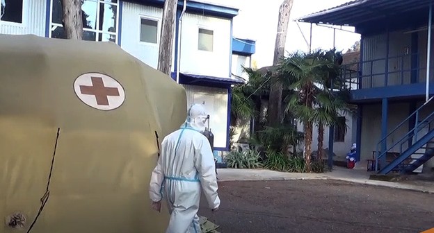 Сотрудник мобильного военного госпиталя в Абхазии. Кадр видео https://sputnik-abkhazia.ru/video/20210127/1031711419/Borba-s-COVID-19-v-Abkhazii-mobilnyy-gospital-Minoborony-Rossii-prodolzhaet-rabotu.html Сотрудник мобильного военного госпиталя в Абхазии. Кадр видео https://sputnik-abkhazia.ru/video/20210127/1031711419/Borba-s-COVID-19-v-Abkhazii-mobilnyy-gospital-Minoborony-Rossii-prodolzhaet-rabotu.html