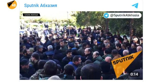 Представители оппозиции Абхазии вышли на акцию протеста у здания парламента. 2 марта 2021 г. Фото: скриншот видео @SputnikAbkhazia t.me/SputnikAbkhazia
/4436
