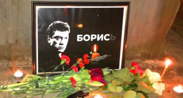 Цветы и портрет Немцова у памятника жертвам политических репрессий в Сочи. Фото Светланы Кравченко для "Кавказского узла".