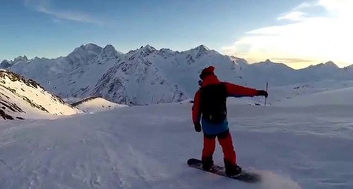 Сноубордист. Эльбрус. Фото: скриншот видео "Umar Kurbanov" https://www.youtube.com/watch?v=tjbhKQgTegQ Сноубордист. Эльбрус. Фото: скриншот видео "Umar Kurbanov" https://www.youtube.com/watch?v=tjbhKQgTegQ
