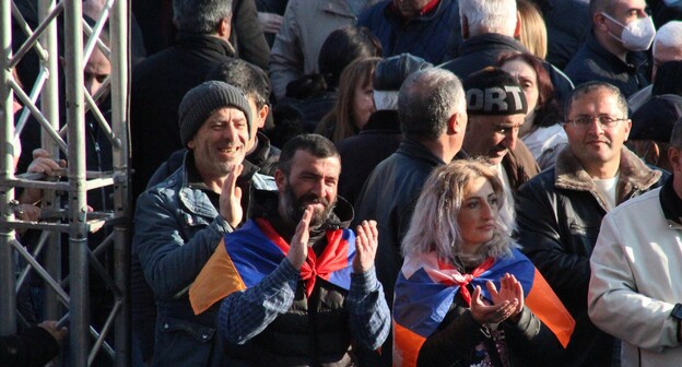 Противники Никола Пашиняна на митинге в Ереване. Фото Тиграна Петросяна для "Кавказского узла". Противники Никола Пашиняна на митинге в Ереване. Фото Тиграна Петросяна для "Кавказского узла".