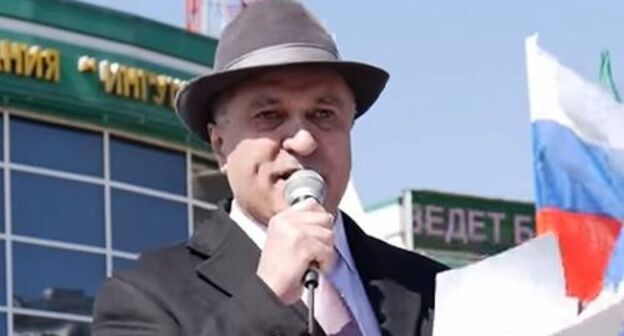 Ахмед Погоров выступает на митинге в Магасе 26 марта 2019 года. Кадр видео Фортанга Org Ахмед Погоров выступает на митинге в Магасе 26 марта 2019 года. Кадр видео Фортанга Org