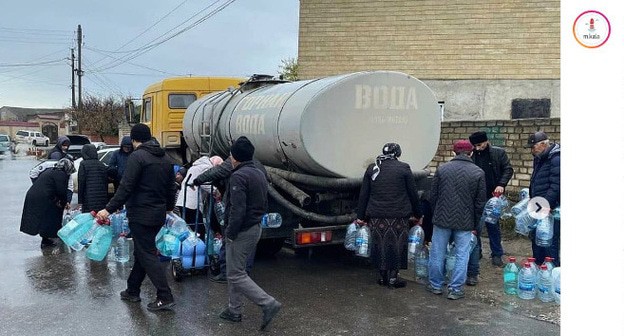 Жители Каспийска набирают воду из автоцистерн. Скриншот https://www.instagram.com/p/CL-BBApj7t_/ Жители Каспийска набирают воду из автоцистерн. Скриншот https://www.instagram.com/p/CL-BBApj7t_/
