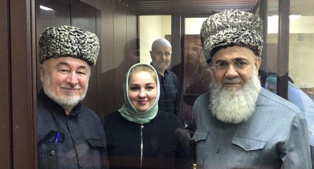 Малсаг Ужахов Зарифа Саутиева и Ахмед Барахоев (слева направо). Фото Багаудина Мякиева Малсаг Ужахов Зарифа Саутиева и Ахмед Барахоев (слева направо). Фото Багаудина Мякиева
