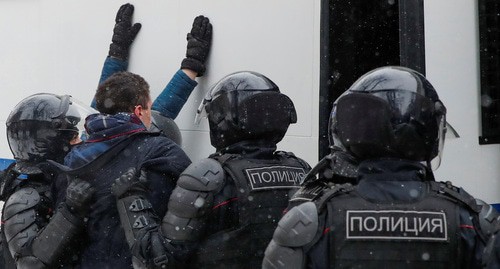 Сотрудники полиции задерживают активиста. 31 января 2021 г. Фото: REUTERS/Maxim Shemetov Сотрудники полиции задерживают активиста. 31 января 2021 г. Фото: REUTERS/Maxim Shemetov