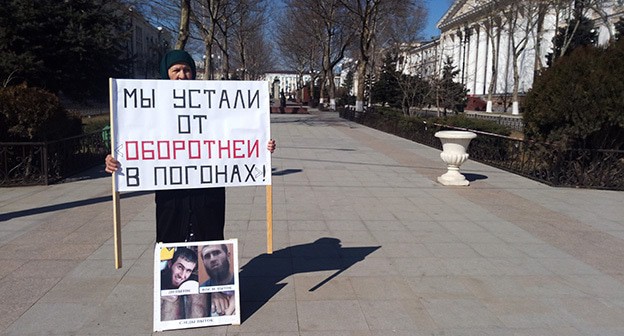 Бабушка Мирзаали Мирзалиева принесла фотографии со следами пыток внука. 5 марта 2021 г. Фото Расула Магомедова для "Кавказского узла" Бабушка Мирзаали Мирзалиева принесла фотографии со следами пыток внука. 5 марта 2021 г. Фото Расула Магомедова для "Кавказского узла"