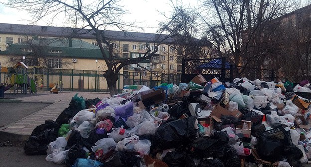 Мусорная контейнерная площадка у дома 57 "в" по ул.Гамидова в Махачкале. 25 января 2021 год. Фото Расула Магомедова для "Кавказского узла" Мусорная контейнерная площадка у дома 57 "в" по ул.Гамидова в Махачкале. 25 января 2021 год. Фото Расула Магомедова для "Кавказского узла"