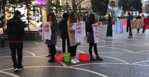 Акция в Баку. Фото пресс-службы театра ADO. https://www.facebook.com/adotheatre/photos/pcb.3538478116263120/3538478016263130 Акция в Баку. Фото пресс-службы театра ADO. https://www.facebook.com/adotheatre/photos/pcb.3538478116263120/3538478016263130