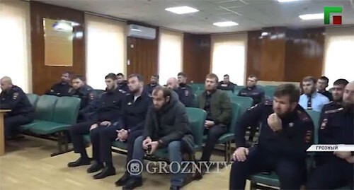 Сотрудники ГИБДД на встрече с Чингизом Ахмадовым. Кадр видео ЧГТРК "Грозный" https://www.instagram.com/p/CMEZg6SBS5p/ Сотрудники ГИБДД на встрече с Чингизом Ахмадовым. Кадр видео ЧГТРК "Грозный" https://www.instagram.com/p/CMEZg6SBS5p/