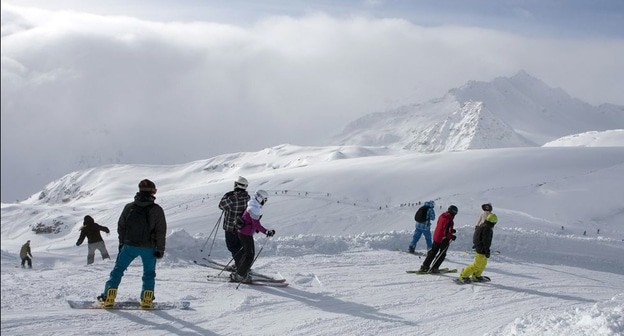 Туристы на склоне Эльбруса. Фото пресс-службы курорта "Эльбрус" http://resort-elbrus.ru/ Туристы на склоне Эльбруса. Фото пресс-службы курорта "Эльбрус" http://resort-elbrus.ru/