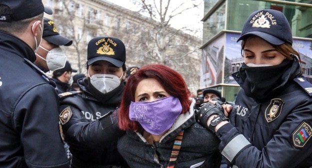 Полиция задерживает участницу марша феминисток. Баку, 8 марта 2021 года. Фото Азиза Каримова для "Кавказкого узла". Полиция задерживает участницу марша феминисток. Баку, 8 марта 2021 года. Фото Азиза Каримова для "Кавказкого узла".