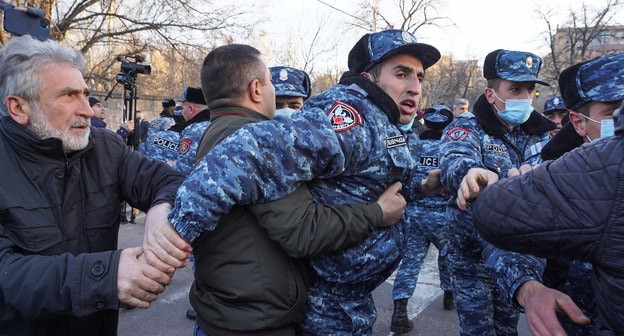 Акция протеста в Ереване. 9 марта 2021 г. Фото: REUTERS/Artem Mikryukov Акция протеста в Ереване. 9 марта 2021 г. Фото: REUTERS/Artem Mikryukov