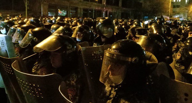 Кордон силовиков у здания парламента. Фото Тиграна Петросяна для "Кавказского узла". Кордон силовиков у здания парламента. Фото Тиграна Петросяна для "Кавказского узла".