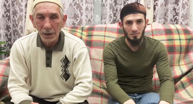 Родственники Аурбиева. Скриншот видео "
МИР НЕ БЕЗ НОВОСТЕЙ" ://www.youtube.com/watch?v=ihzBXXr3cF4 Родственники Аурбиева. Скриншот видео "
МИР НЕ БЕЗ НОВОСТЕЙ" ://www.youtube.com/watch?v=ihzBXXr3cF4