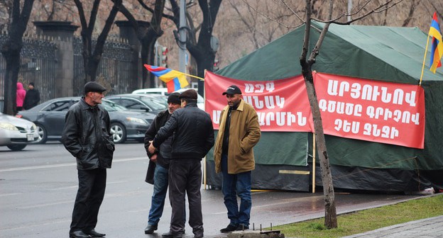 Палатка участников акции возле парламента. Ереван, 11 марта 2021 г. Фото Тиграна Петросяна для "Кавказского узла" Палатка участников акции возле парламента. Ереван, 11 марта 2021 г. Фото Тиграна Петросяна для "Кавказского узла"