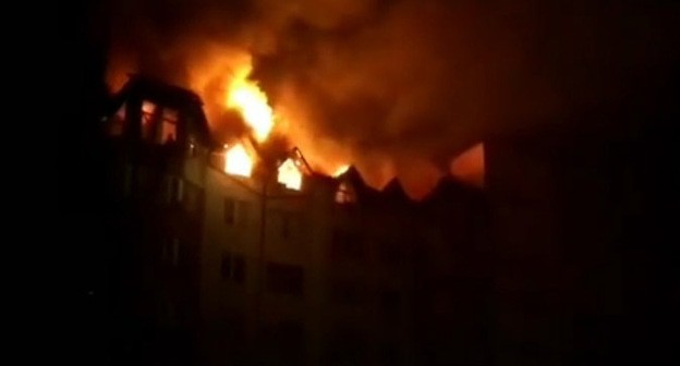 Пожар в восьмиэтажном жилом доме на улице Лазурной в Анапе. 12 марта 2021 года. Скриншот видео: © пресс-служба ГУ МЧС России по Краснодарскому краю Пожар в восьмиэтажном жилом доме на улице Лазурной в Анапе. 12 марта 2021 года. Скриншот видео: © пресс-служба ГУ МЧС России по Краснодарскому краю