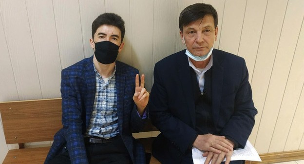 Студент КалмГУ Маликберди Алламырадов (слева) и его защитник Чары Кулыев. Элистинский горсуд, 11 марта 2021 года. Фото: Бадма Бюрчиев, специально для "Кавказского узла" Студент КалмГУ Маликберди Алламырадов (слева) и его защитник Чары Кулыев. Элистинский горсуд, 11 марта 2021 года. Фото: Бадма Бюрчиев, специально для "Кавказского узла"