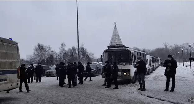 Автозаки и полиция у здания в Москве, где 13 марта 2021 года был запланирован форум "Объединенных демократов". Стоп-кадр прямой трансляции: https://youtu.be/RbSsO2NsglY Автозаки и полиция у здания в Москве, где 13 марта 2021 года был запланирован форум "Объединенных демократов". Стоп-кадр прямой трансляции: https://youtu.be/RbSsO2NsglY